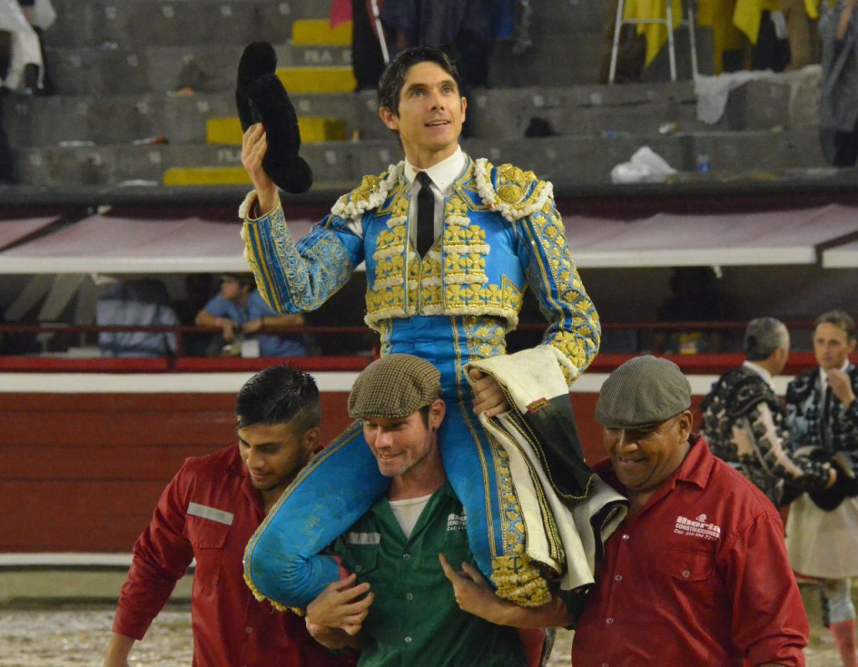 Salida en hombros del torero francés Sebastián Castella, que cortó dos orejas este sábado en la Feria de Cali.