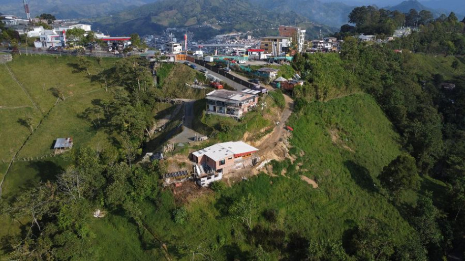 Foto | Luis Trejos | LA PATRIA  Este es el predio que, según los denunciantes, construyen sin licencia y tienen servicio de parqueadero de volquetas y maquinaria pesada.