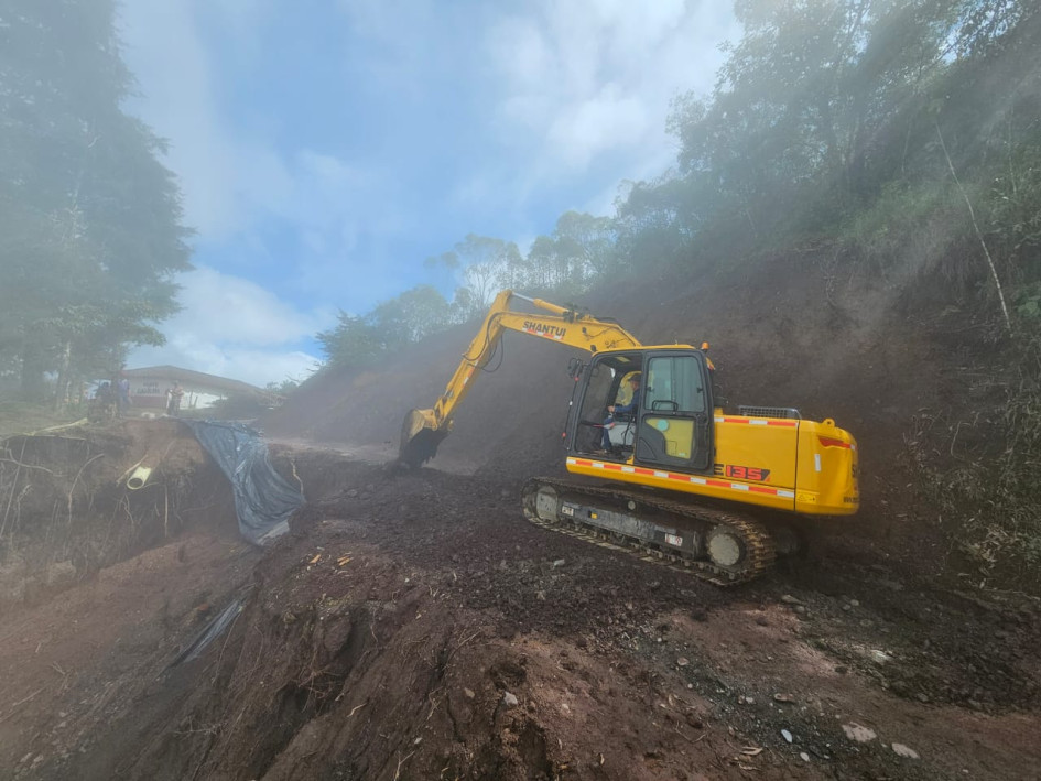 Maquinaria amarilla de la Gobernación de Caldas acudió al sector de Mediacaral, en la vía Supía-Caramantal, para intervenir el punto crítico.