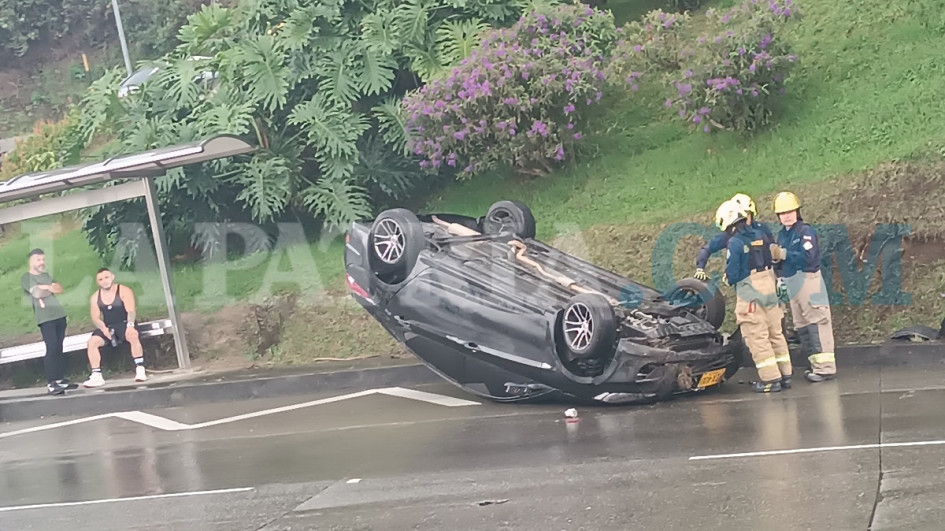 En el vehículo solo iba el conductor, quien no sufrió lesiones de consideración.