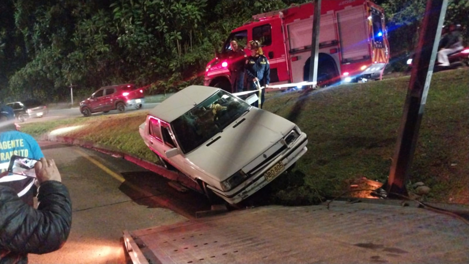 Una persona resultó lesionada tras el choque del carro con un poste de energía.