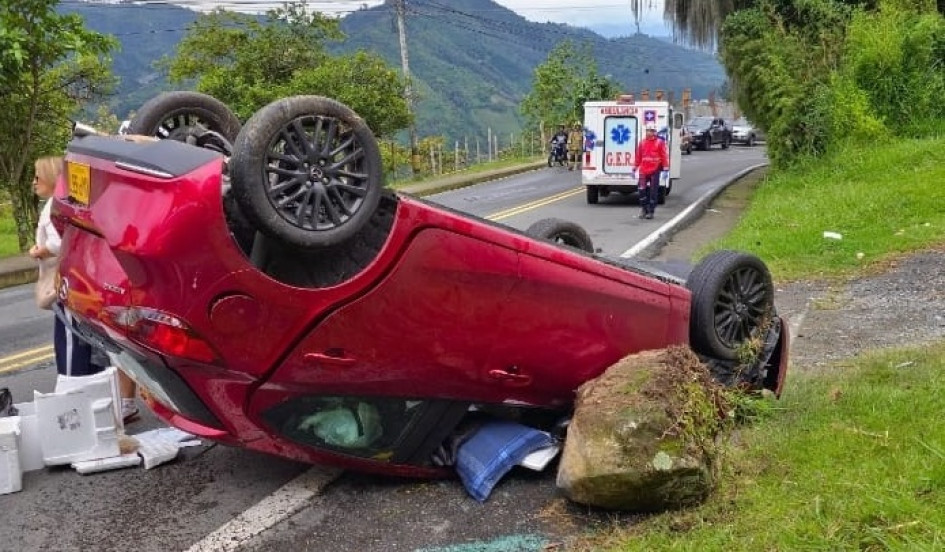 Tras el volcamiento del carro en la antigua vía a Chinchiná, se reportó una persona lesionada.
