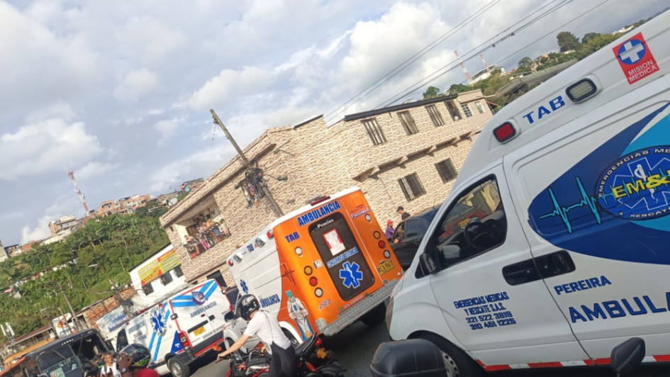 Al parecer un hombre murió después de chocar con su moto contra un bus de servicio público 