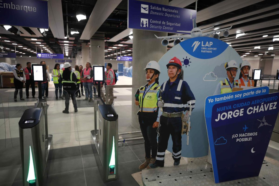 El nuevo terminal del aeropuerto internacional Jorge Chávez, que sirve a Lima, tiene un avance del 98 % y está listo para iniciar sus operaciones. 