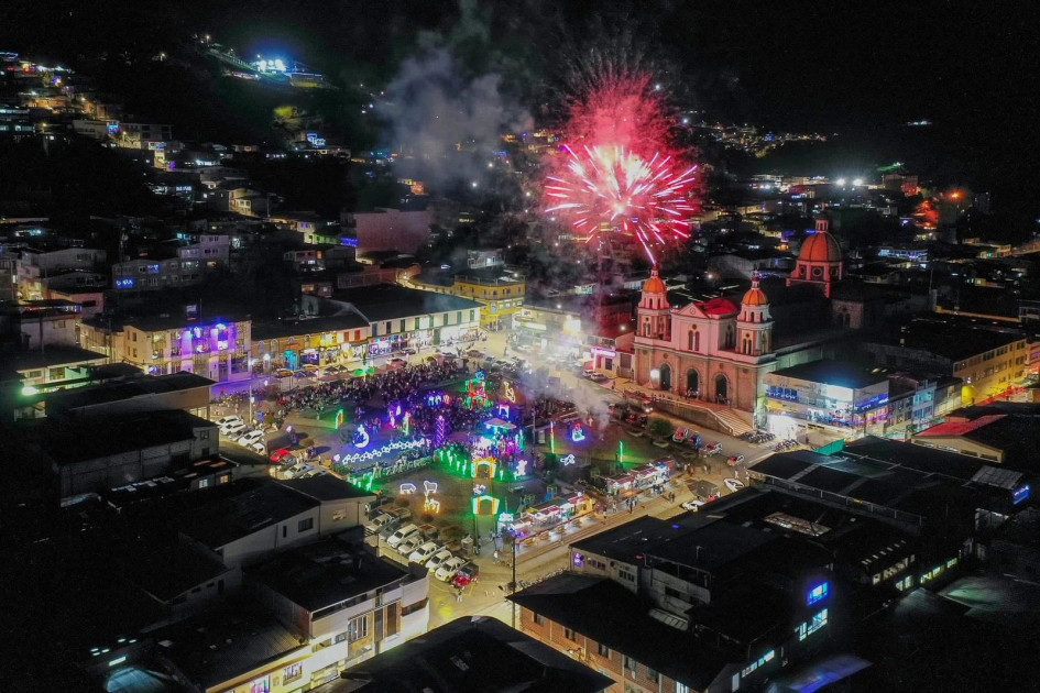 En Manzanares hubo pirotecnia controlada durante el encendido del alumbrado navideño.