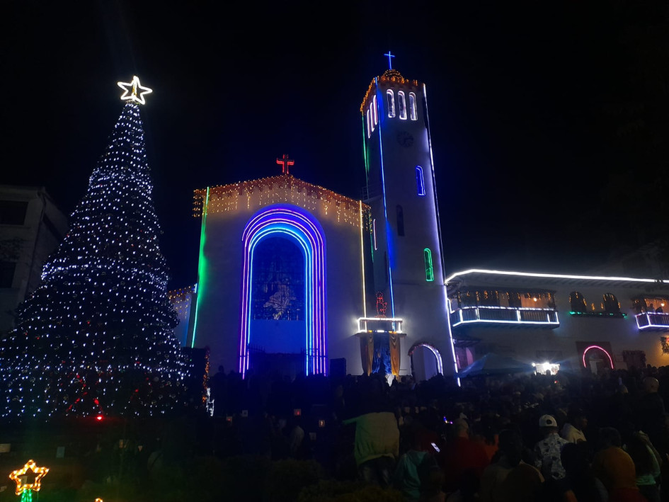 Un árbol artificial de Navidad de 18 metros de altura engalana el atrio del templo parroquial de Pensilvania.