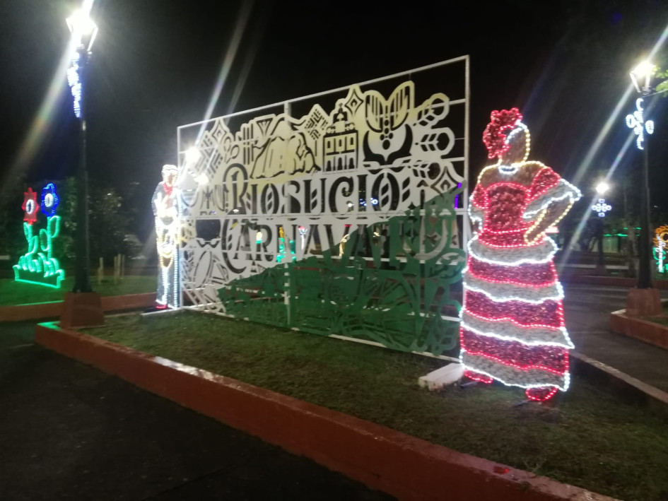 Dentro del parque de La Candelaria, adornando un motivo Carnavalero.
