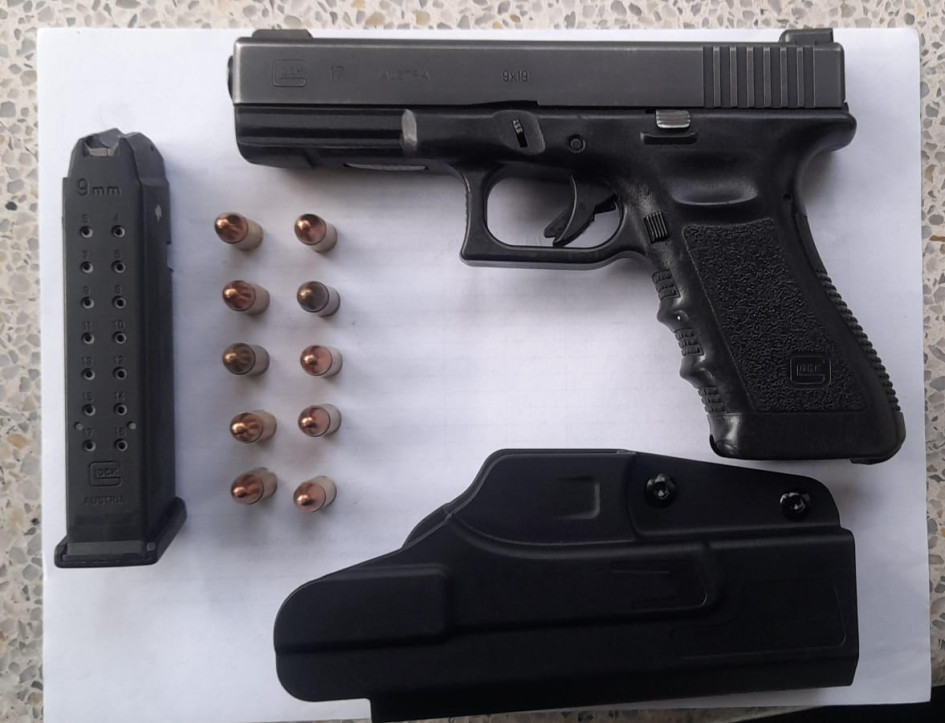 Las autoridades investigan cómo llegó a dar el arma a la funeraria.