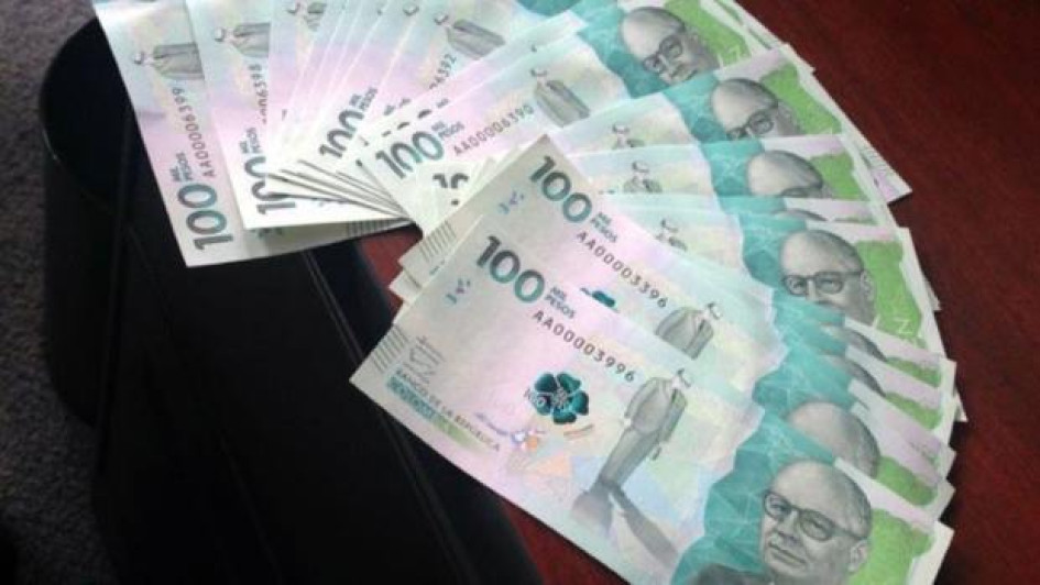 El juzgado lo negó, pues no se específico cómo adquirieron los billetes falsos. Adicional, el verbo "circular" solo se podría atribuir a la mujer que quiso comprar las manzanas, no a los demás.