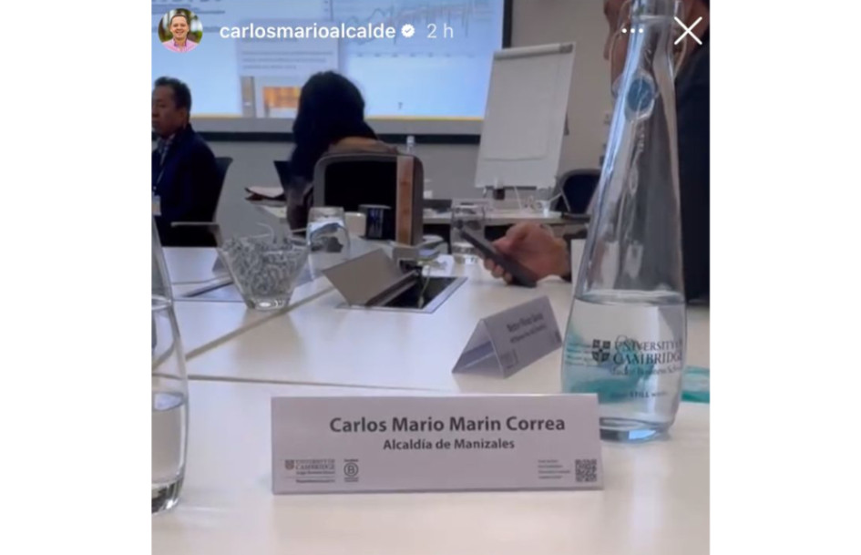 Esta es la imagen del exalcalde Carlos Mario Marín en la Universidad de Cambridge, en la que aparece su nombre y el de la Alcaldía de Manizales.