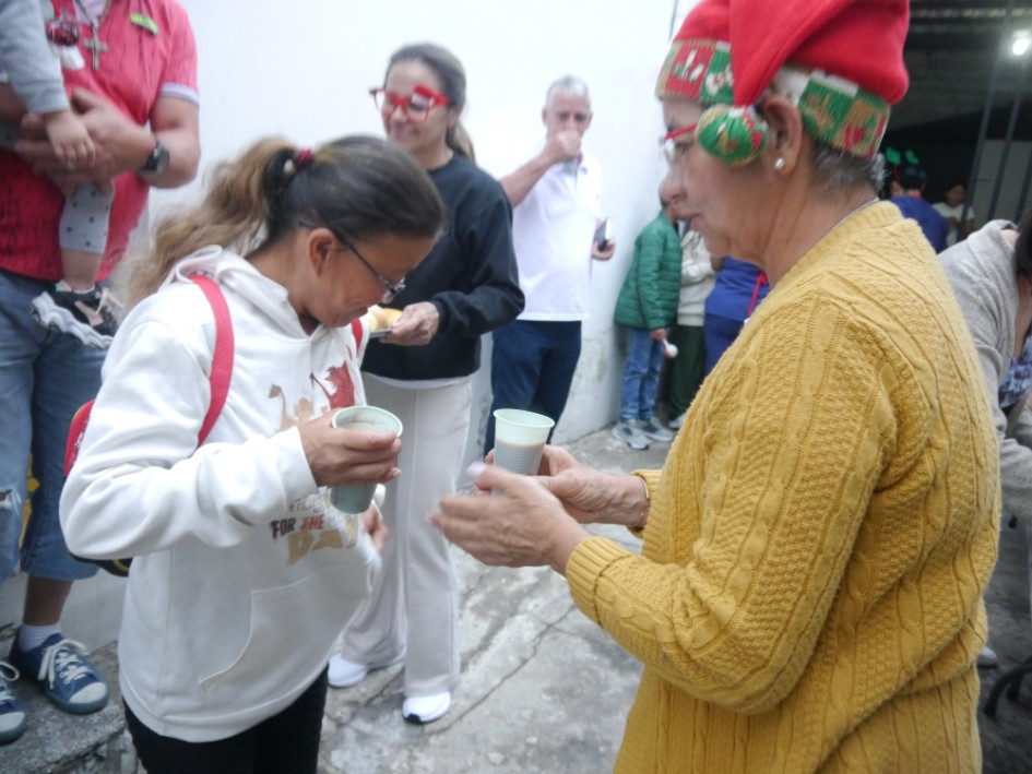 Una taza de chocolate recién preparado y humeante acompaña el rezo de la Novena de Aguinaldos en la Basílica Menor Nuestra Señora de las Mercedes de Chinchiná.