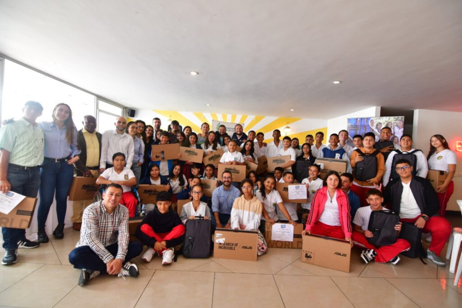 Los ganadores de Expoclubes 2024 recibieron de premio 45 computadores.
