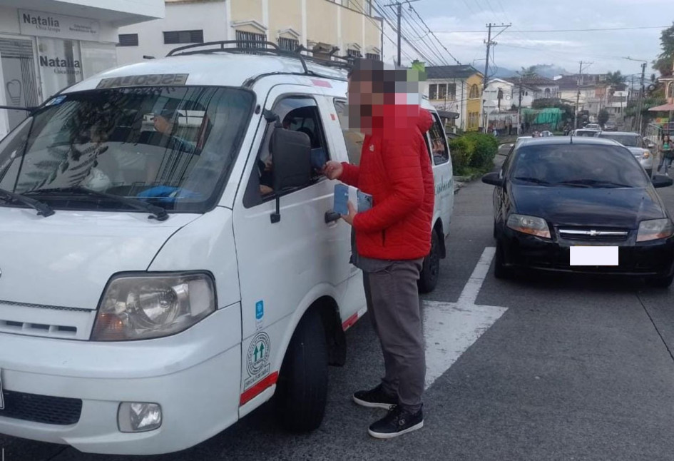 Conductores que fueron sancionados en Manizales por transitar en estado de embriaguez cumplieron con labores comunitarias para recuperar su licencia.
