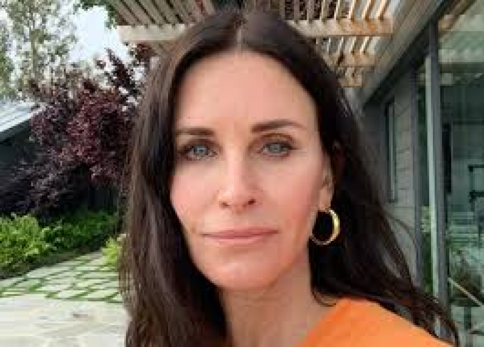 La actriz Courteney Cox quien interpretó a Mónica en la serie Friends vuelve a la pantalla grande. 