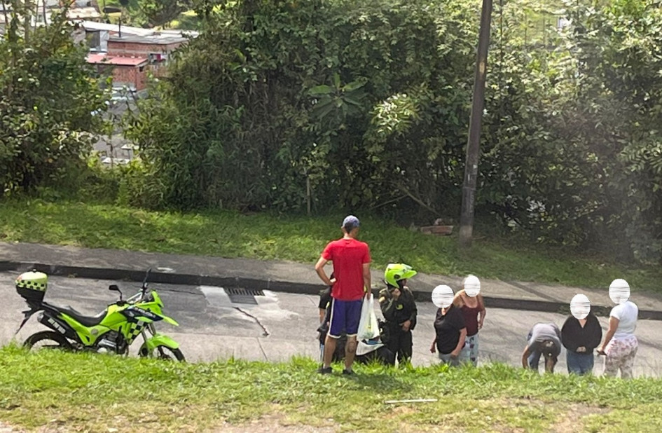 Habitantes del sector sorprendieron al sujeto en supuestos actos obscenos y tras interceptarlo, avisaron a la Policía.