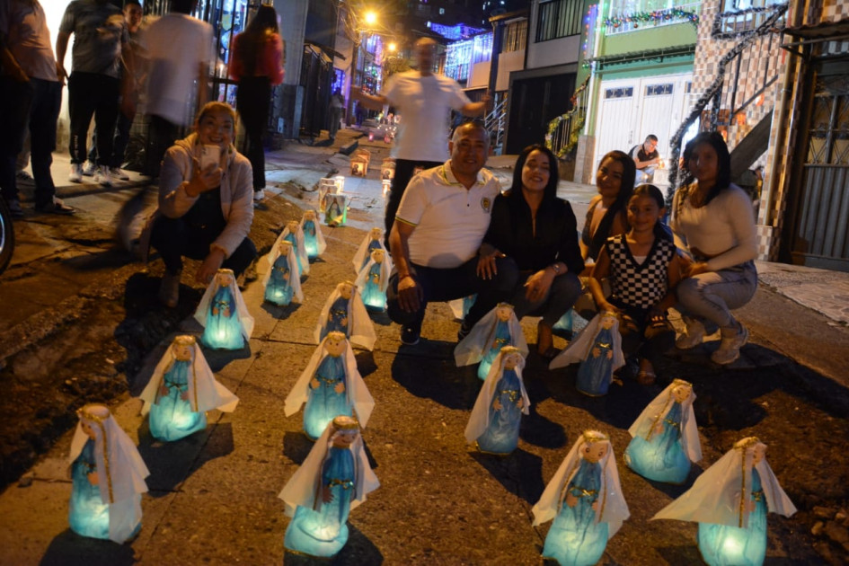 Los residentes de la Calle 67B, del barrio Malabar, se unieron para decorar la cuadra con favores en honor a la Virgen. 