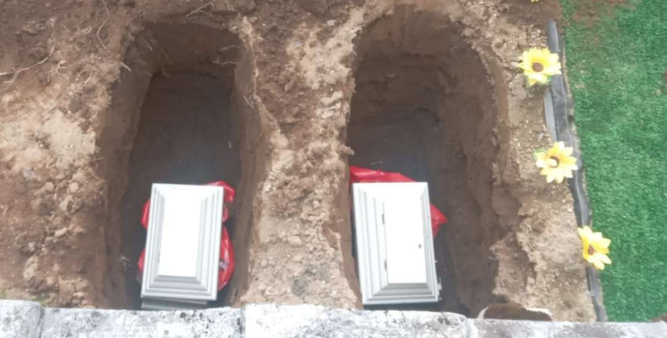 Los gemelos terminaron sepultados en el sector 1, terraza 1, cruces 4 y 5. Fotos de LA PATRIA. 