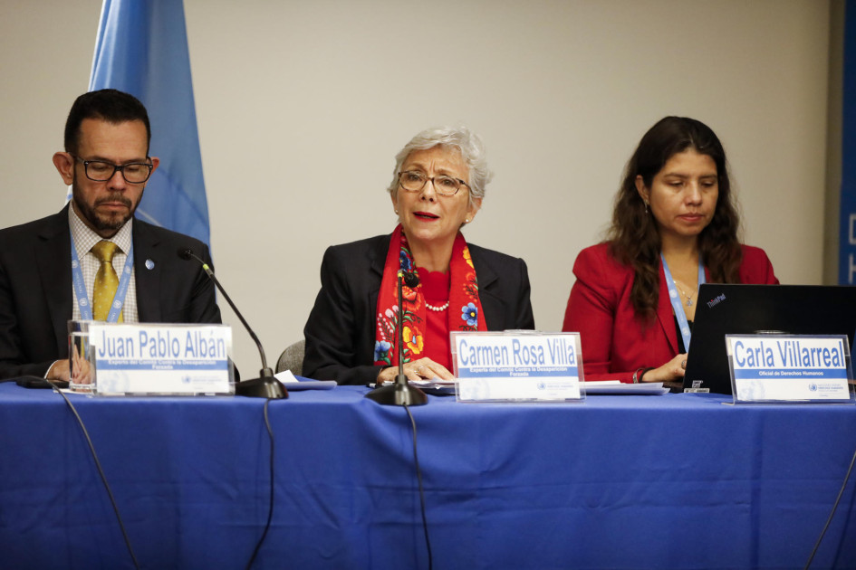 Los expertos del Comité de la ONU para la Desaparición Forzada, Juan Pablo Albán (i), y Carmen Rosa Villa (c) junto a la oficial de Derechos Humanos, Carla Villareal asisten a una rueda de prensa este jueves, en Bogotá (Colombia). Los expertos del Comité de la ONU para la Desaparición Forzada, Juan Pablo Albán (i), y Carmen Rosa Villa (c) junto a la oficial de Derechos Humanos, Carla Villareal asisten a una rueda de prensa este jueves, en Bogotá (Colombia).