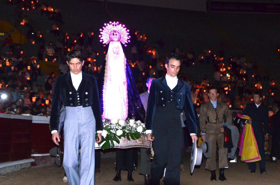Entrada de la Virgen de la Macarena, patrona de los toreros, en el inicio del festival de la Feria Taurina de Cali.