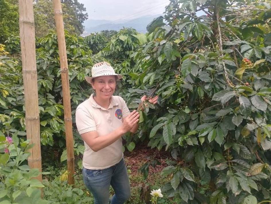 Yilema Muñoz y su hija, María Paula, recurren a los saberes ancestrales para darles sello a los productos en la finca Tierra Activa en San Agustín, municipio cafetero del Sur del Huila. 