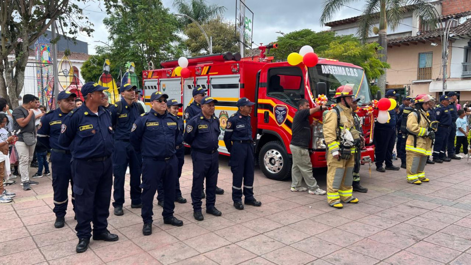 Nueva máquina extintora para los bomberos de Anserma (Caldas).