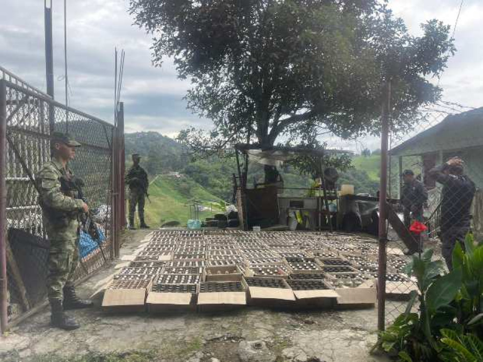 Foto|LA PATRIA  15 toneladas de licor adulterado y productos para elaborarlos se incautaron. Ocuparon 19 predios, por $2.300 millones. 12 mil 283 videos, audios y mensajes de texto tiene la Fiscalía en este proceso.