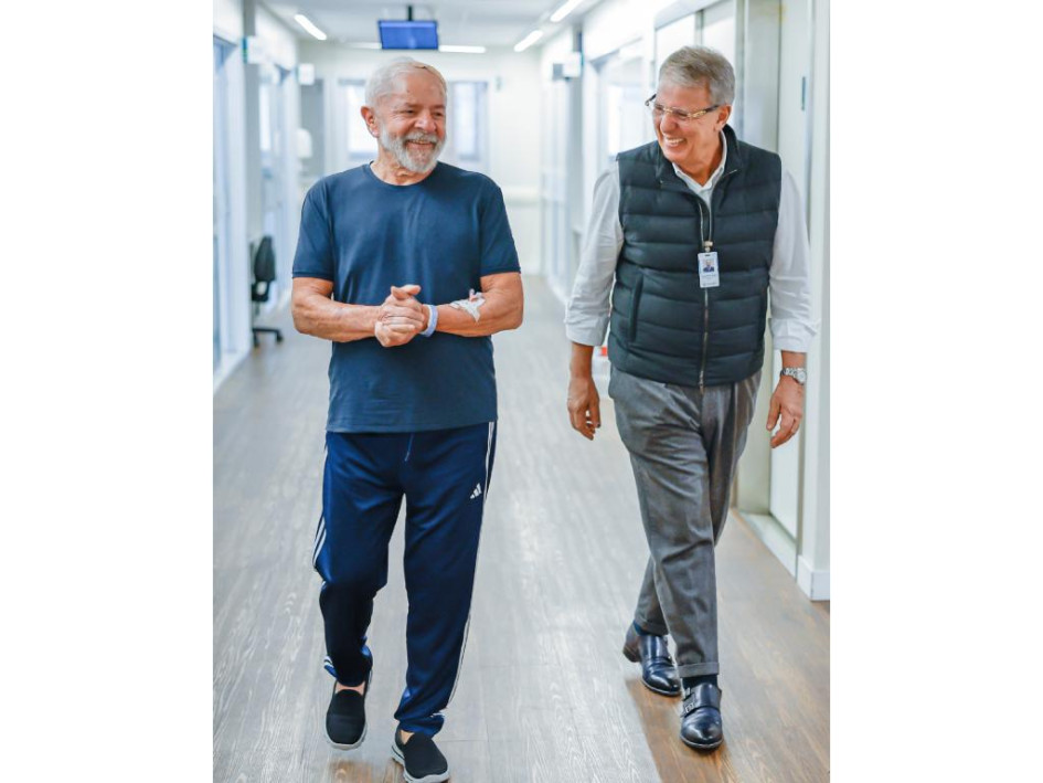 El presidente de Brasil, Luiz Inácio Lula da Silva (i), caminando al lado del médico Marcos Stavale este viernes, en la unidad de cuidados semi intensivos del hospital Sírio Libanés. 