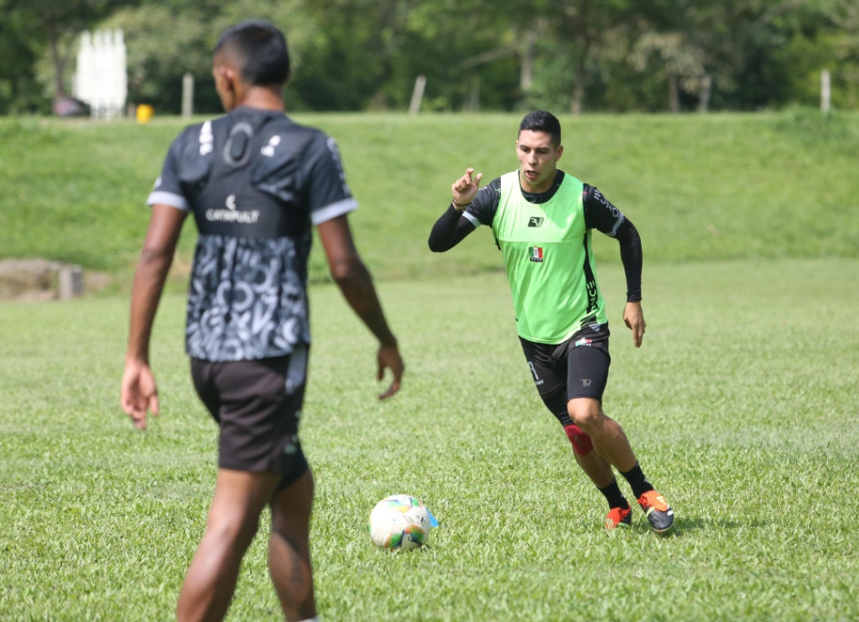 Mateo García (d) se alista para volver a concentración con el Once Caldas. No ha jugado los cuadrangulares por un esguince de rodilla.