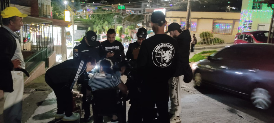 La mujer sufrió lesiones al caer de la buseta y la debieron trasladar a un hospital.