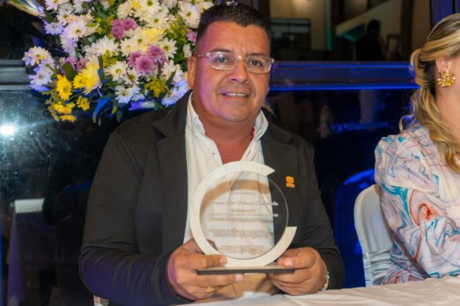 A Jersun Eliot Fetecua Castañeda lo eligieron como el Egresado Destacado del IES Cinoc, institución de educación superior que llega de manera presencial a municipios como Pensilvania, con su sede principal; a Manzanares, a Marquetalia y a otros del país mediante enseñanza virtual.