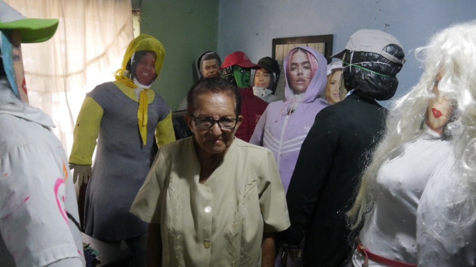 Blanca Isabel Vélez desde hace 11 años ensambla unos llamativos muñecos en Arauca (Palestina). 