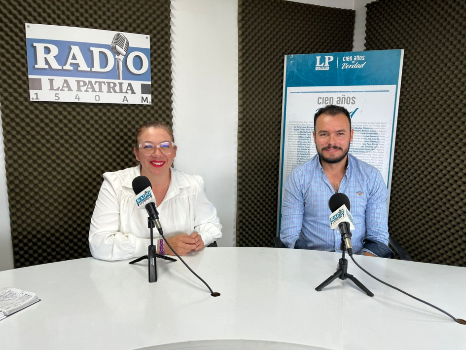  Lina Duque, directora de la zona 4 del programa presidencial Sonidos para la Construcción de Paz, y el gestor territorial del nodo 1 del mismo programa, Humberto Valencia García.