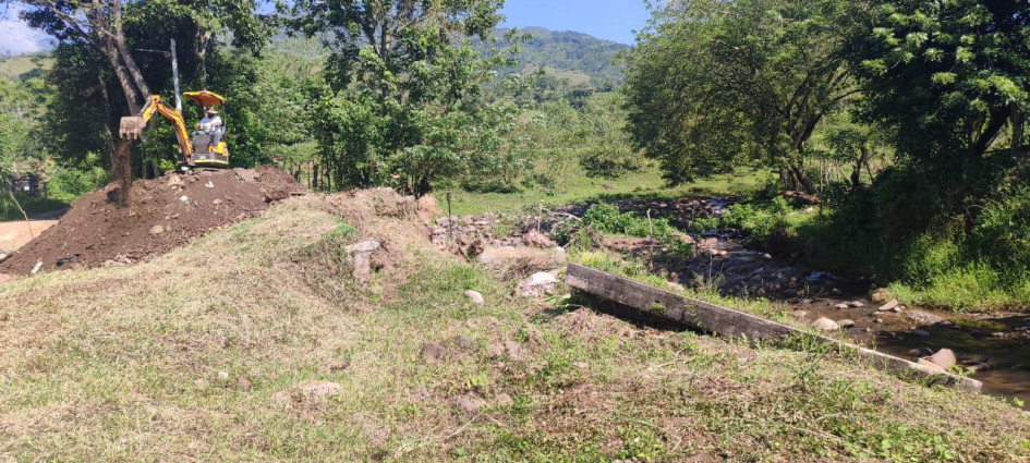 La comunidad registra diariamente cualquier novedad que vean en la reconstrucción del puente de su vereda. 