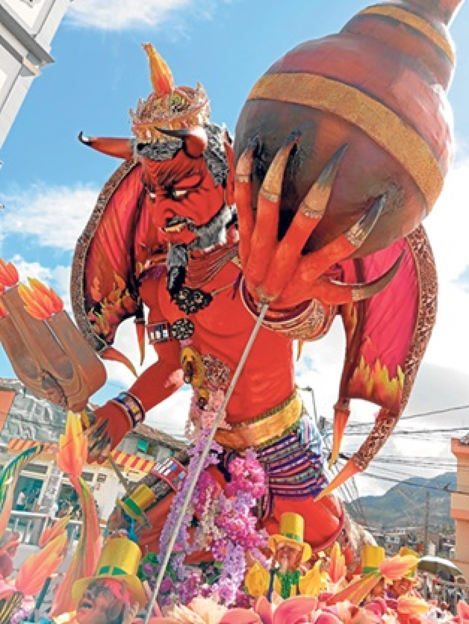 Foto | Archivo | La Patria El espectáculo de la quema del diablo es ideal para verlo junto a la lectura de su testamento, donde la figura reparte bienes y males.