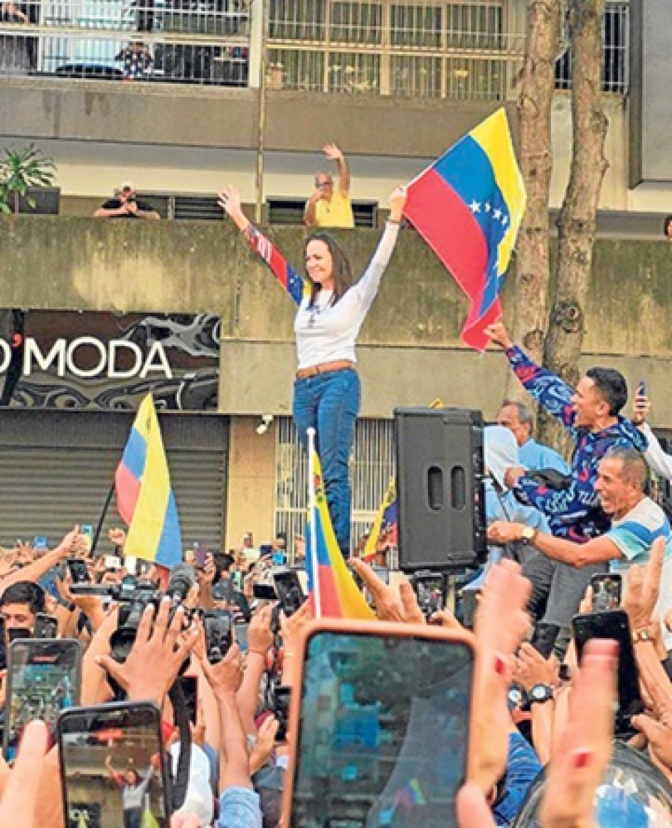 Foto | EFE | LA PATRIA María Corina Machado, montada sobre un vehículo, estuvo acompañada por el también exdiputado Juan Pablo Guanipa.