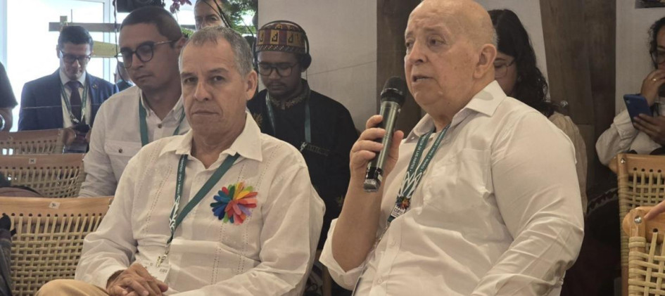 Álvaro Jiménez (izq.), amenazado asesor del alto comisionado para la paz del Gobierno, Otty Patiño (der.).