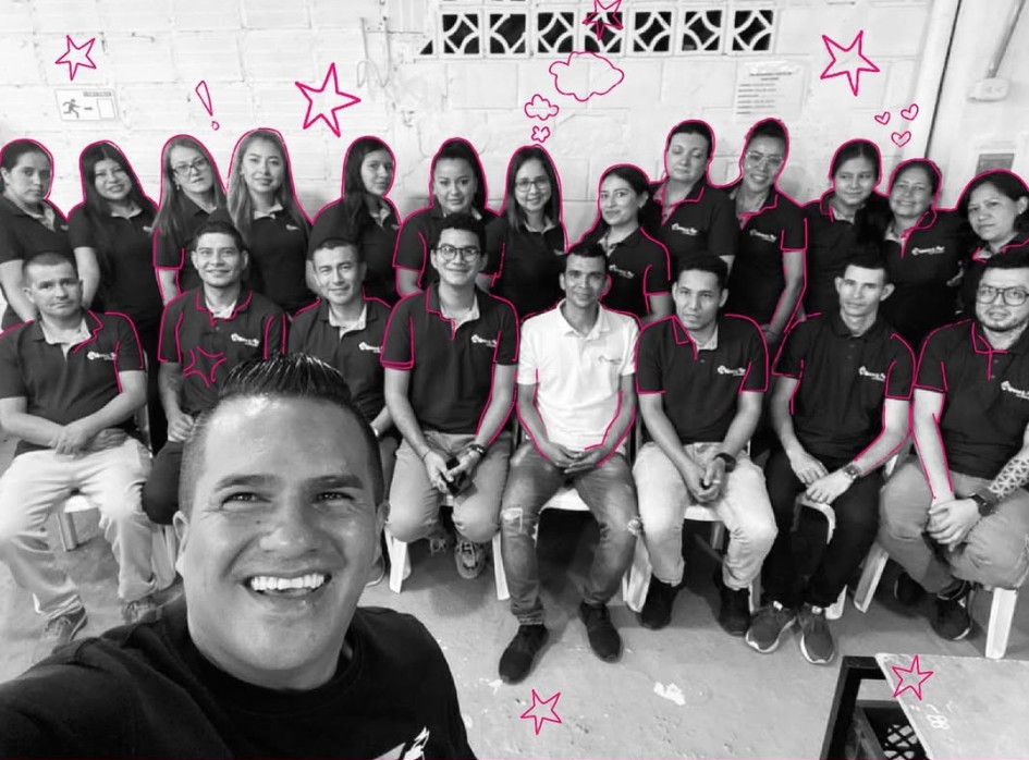 Arena & Mar es un negocio de Riosucio (Caldas) que le dio una segunda vida empresarial a Harvey Muñoz Salazar (adelante en la foto). "La variedad es el éxito", dice. Lea su historia.