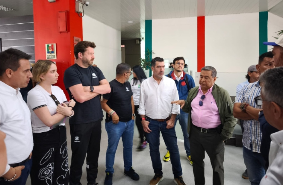 Álvaro González Alzate se dirige a la comitiva que llegó de la Conmebol y de la Federación Colombiana de Fútbol.