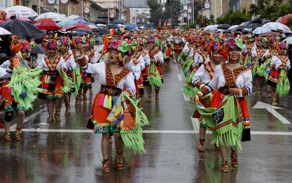 Integrantes de una comparsa participan en el desfile del 'Canto a la Tierra' este viernes, en el Carnaval de Negros y Blancos en Pasto.