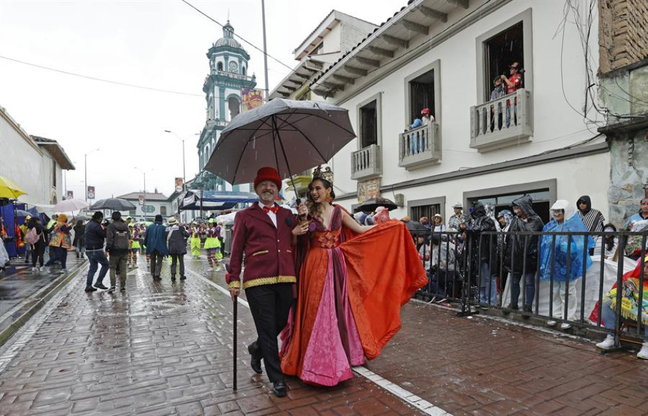 Pericles Carnaval (i) y la Reina participan en el 'Desfile de la Familia Castañeda' durante el Carnaval de Negros y Blancos este sábado, en Pasto