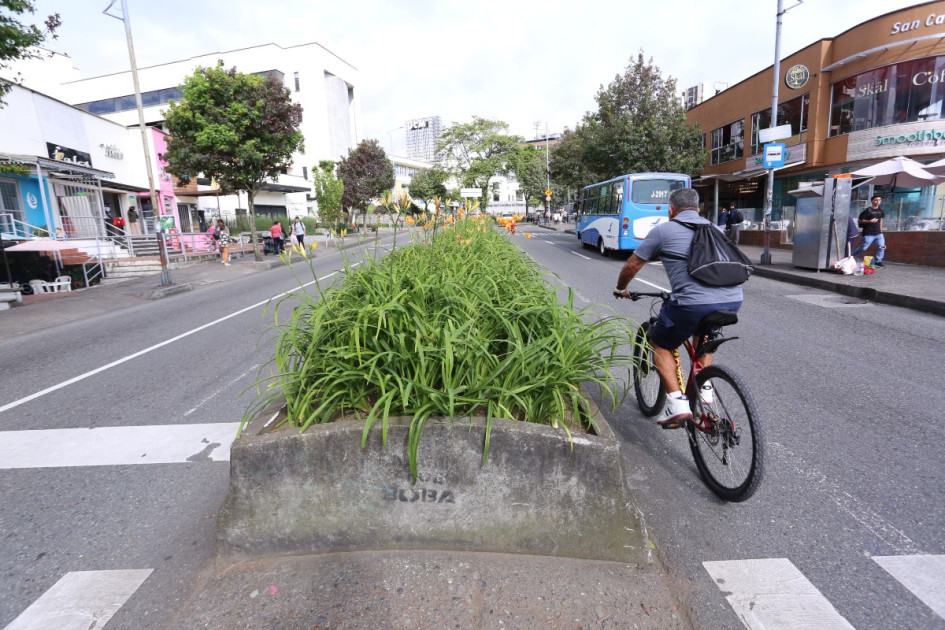 Las obras para la reestructuración de la ciclobanda de la avenida Santander estaban proyectadas para iniciarse después de la Feria de Manizales. Sin embargo, la Alcaldía aún no tiene listos los diseños. Los trabajos proyectan reducir el separador central de la vía para ampliar los carriles para vehículos y bicicletas, entre El Cable y Fundadores.