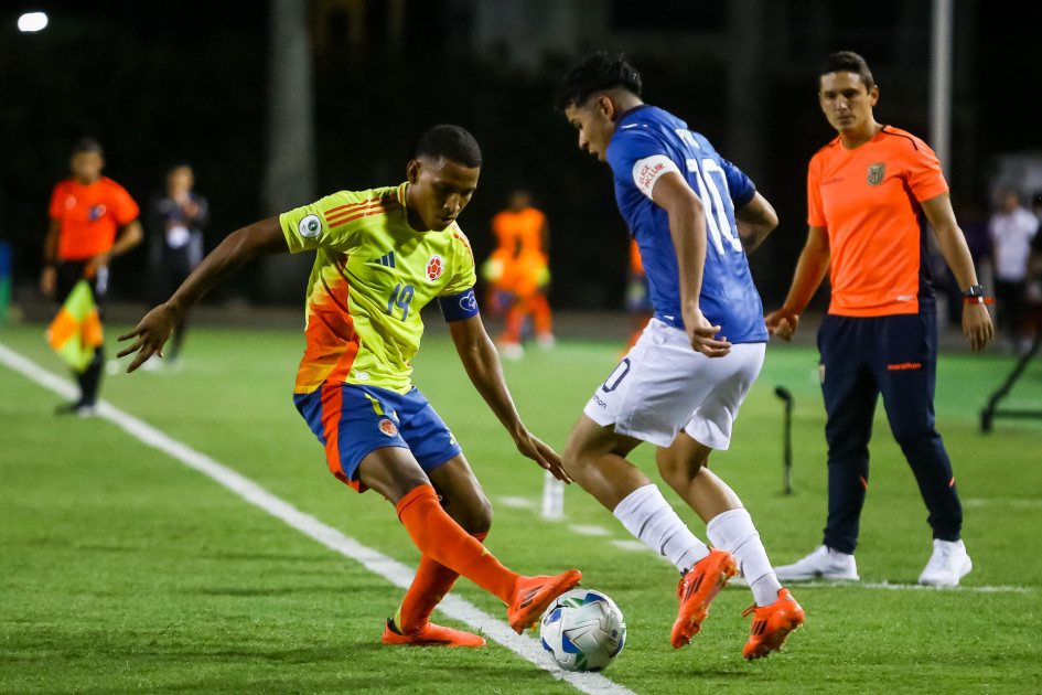 Kener Nicolas González (izq.), de Colombia, disputa un balón con Kendry Páez, de Ecuador.