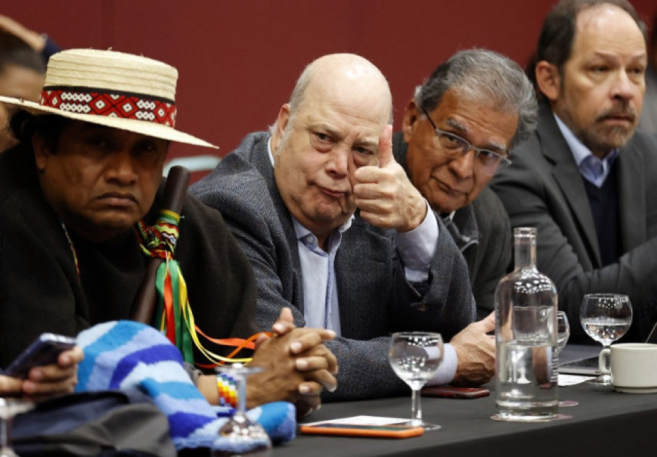 Daniel García-Peña (segundo de izq. a der.), embajador colombiano en Washington.