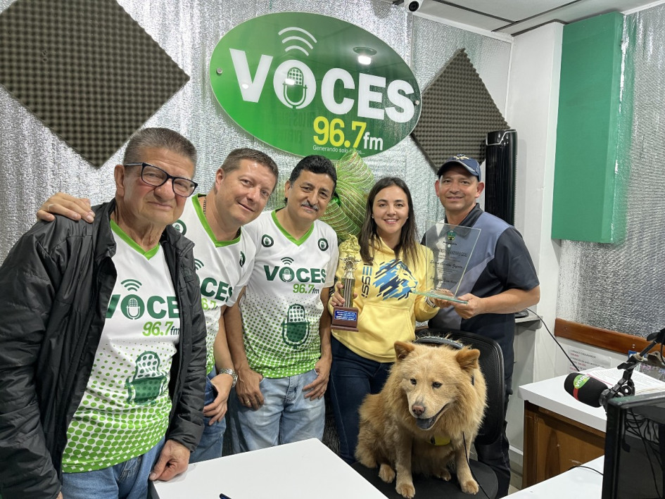 Eliana Cristina Ceballos Zapata es la Deportista del Año en Manzanares (Caldas). La acompañan en la foto su mascota y el equipo de la emisora Voces FM.