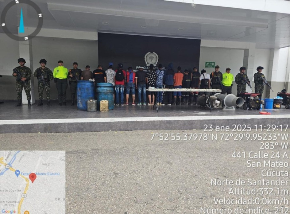 Petro detalló que los disidentes entregaron 54 armas largas, dos ametralladoras, un fusil de francotirador, un arma corta, 80 granadas de mortero y 1.000 kilos de explosivos.