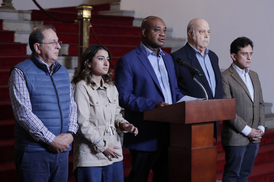 El Canciller de Colombia, Luis Gilberto Murillo (c), habla durante una rueda de prensa este domingo, en Bogotá (Colombia). El Gobierno colombiano dio por superado "el impase" que provocó una crisis diplomática con Estados Unidos, causado por la decisión del presidente Gustavo Petro de no permitir el ingreso de dos aviones con ciudadanos deportados de EE.UU. mientras esas personas no reciban un trato "digno".