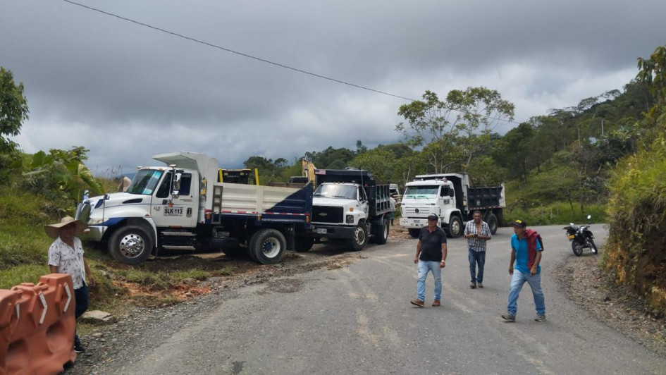 3 extrabajadores del Consorcio Eleín Samaná cuentan cómo los afectan los impagos de la firma que incumplió con las obras en 2 vías que enlazan Caldas con Antioquia.