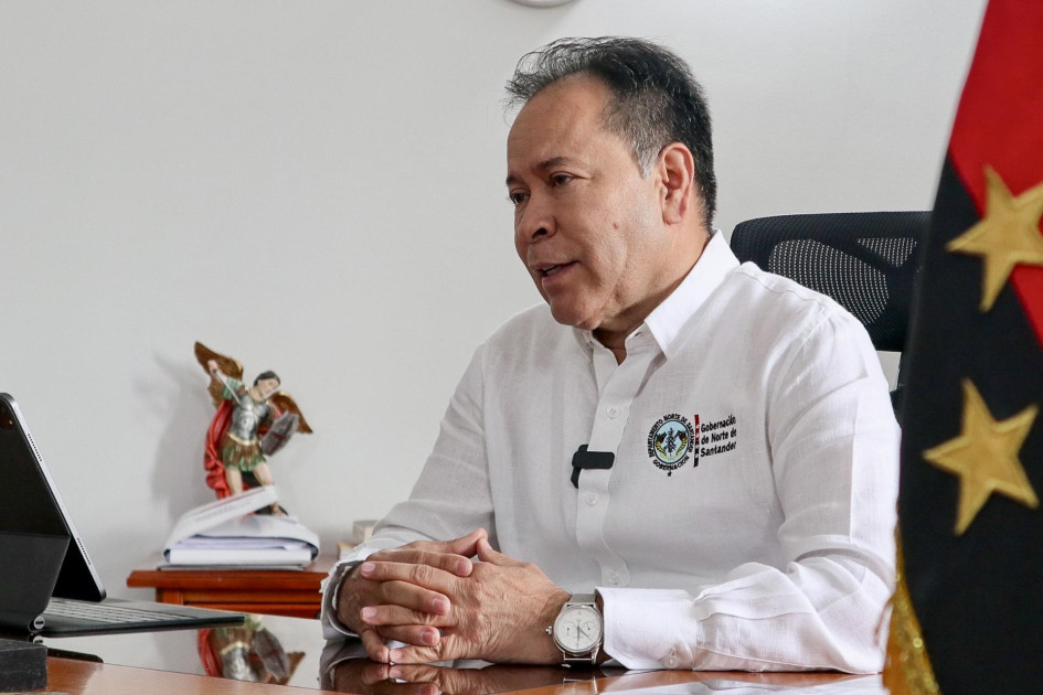 El gobernador del departamento de Norte de Santander, William Villamizar, habla durante entrevista con EFE este viernes, en Cúcuta.