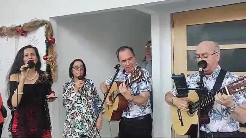 Los Hermanos Uribe, junto a Paula Henao.