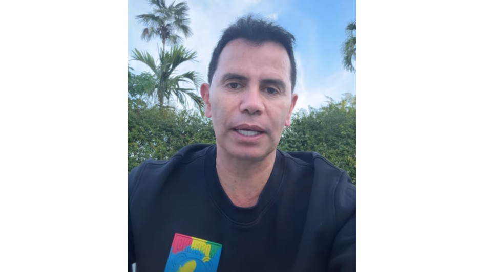 El pereirano Jhonny Rivera contó las dificultades de su reciente viaje a Estados Unidos. Gracias a que una funcionaria lo reconoció por sus canciones, pudo ingresar sin mayores problemas.